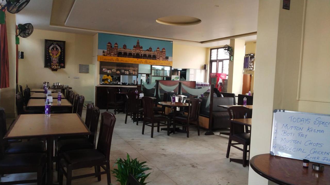 Hotel Vyshak International Mysuru Zewnętrze zdjęcie