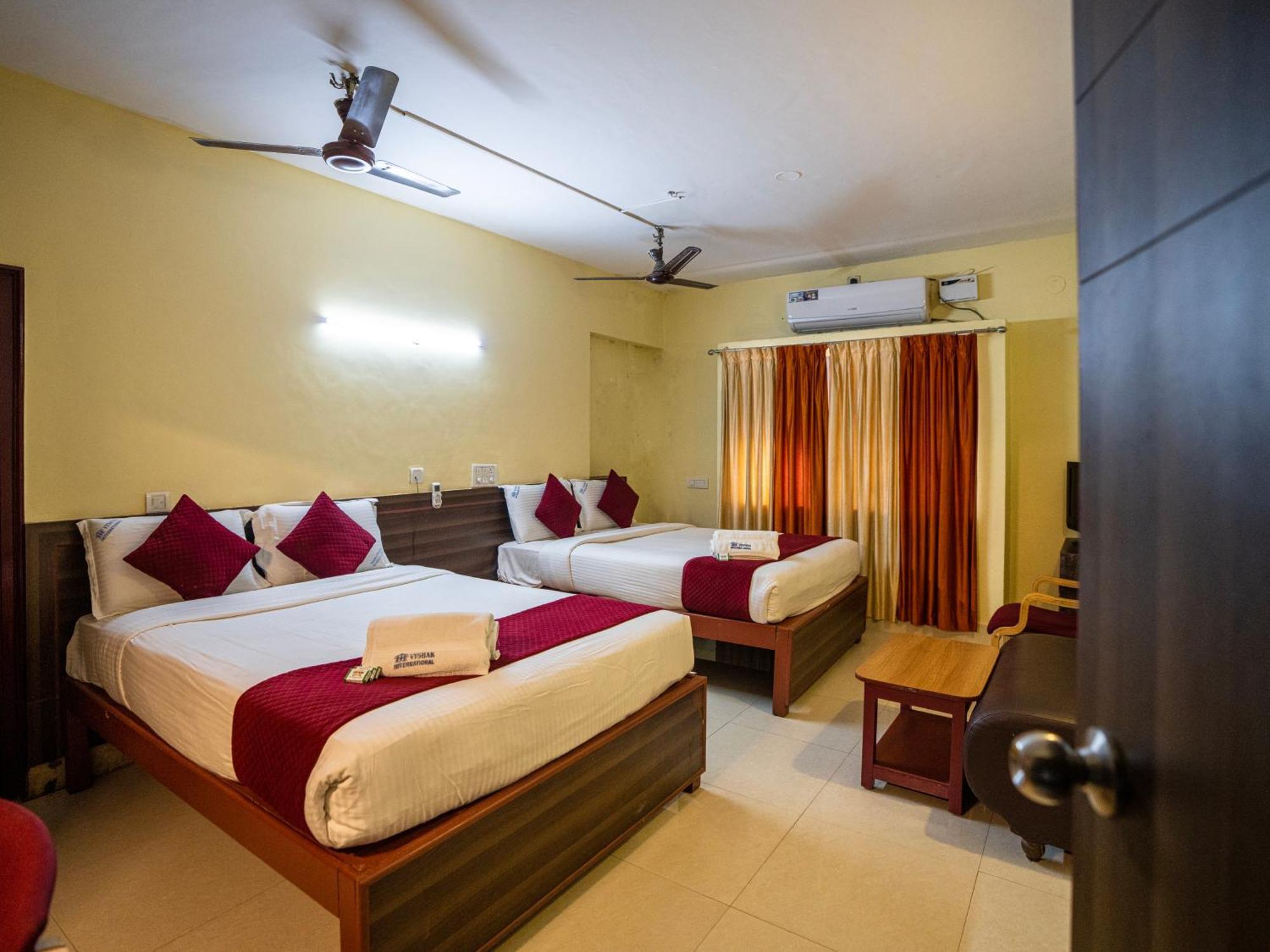 Hotel Vyshak International Mysuru Zewnętrze zdjęcie